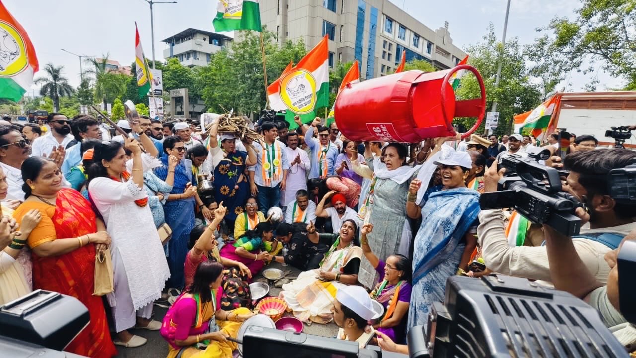 Fuel Price Hike Ke Khilaf NCP-SP Ka Protest, Rohit Pawar Aur Jitendra Awhad Samet Kai Neta Detain