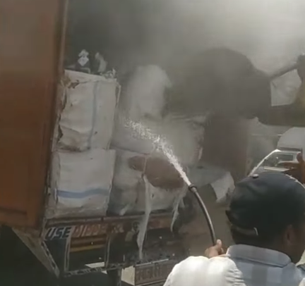 BHIVANDI : भिवंडीत इलेक्ट्रिक साहित्य वाहून नेणाऱ्या ट्रकला भीषण आग; स्थानिकांकडून आगीवर नियंत्रणाचे प्रयत्न