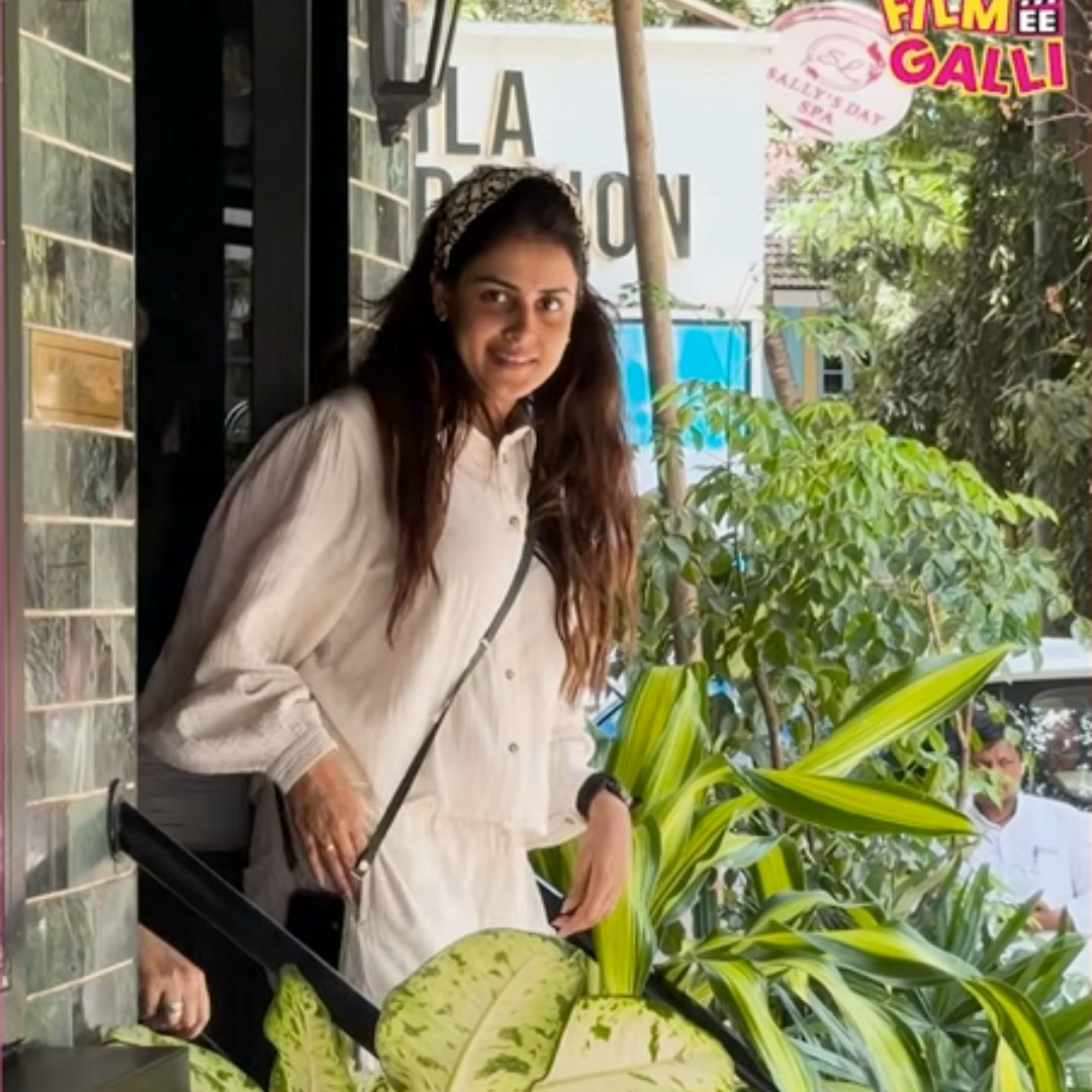 GENELIA D’SOUZA SNAPPED AT CAFE IN BANDRA