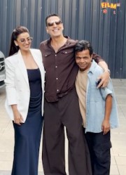 AKSHAY KUMAR AKSHARA SINGH & RAJPAL YADAV SPOTTED AT THE AIRPORT