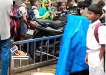 Dawood fazal school bacho ko 1 baje he ander liya jata hain barish ho kuch bhi ho bache bahar bigte rehte hain but phir bhi ander nhi lete hain na koe facility hain
