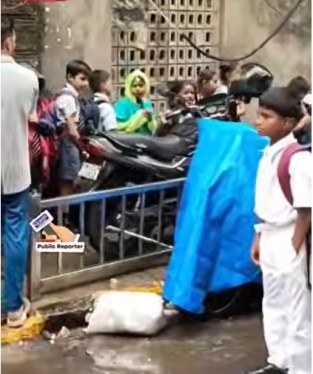 Dawood fazal school bacho ko 1 baje he ander liya jata hain barish ho kuch bhi ho bache bahar bigte rehte hain but phir bhi ander nhi lete hain na koe facility hain