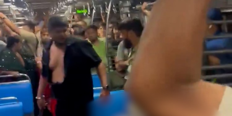 Murder in Local Train : Darwaze Ke Jhagde Ne Li 22 Saal Ke Yuvak Ki Jaan