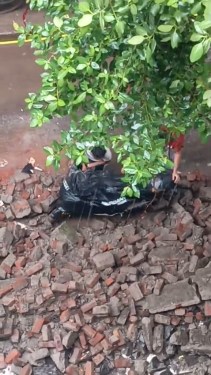 Govandi mahada tej barish hone par diwal girne ki waha se ek bike wale ka bade nuksann