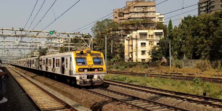 Mumbai Local Mein Phir Knife Attack! ‘Sorry’ Bolne Ke Baad Bhi Shaks Par Chaku Se Hamla