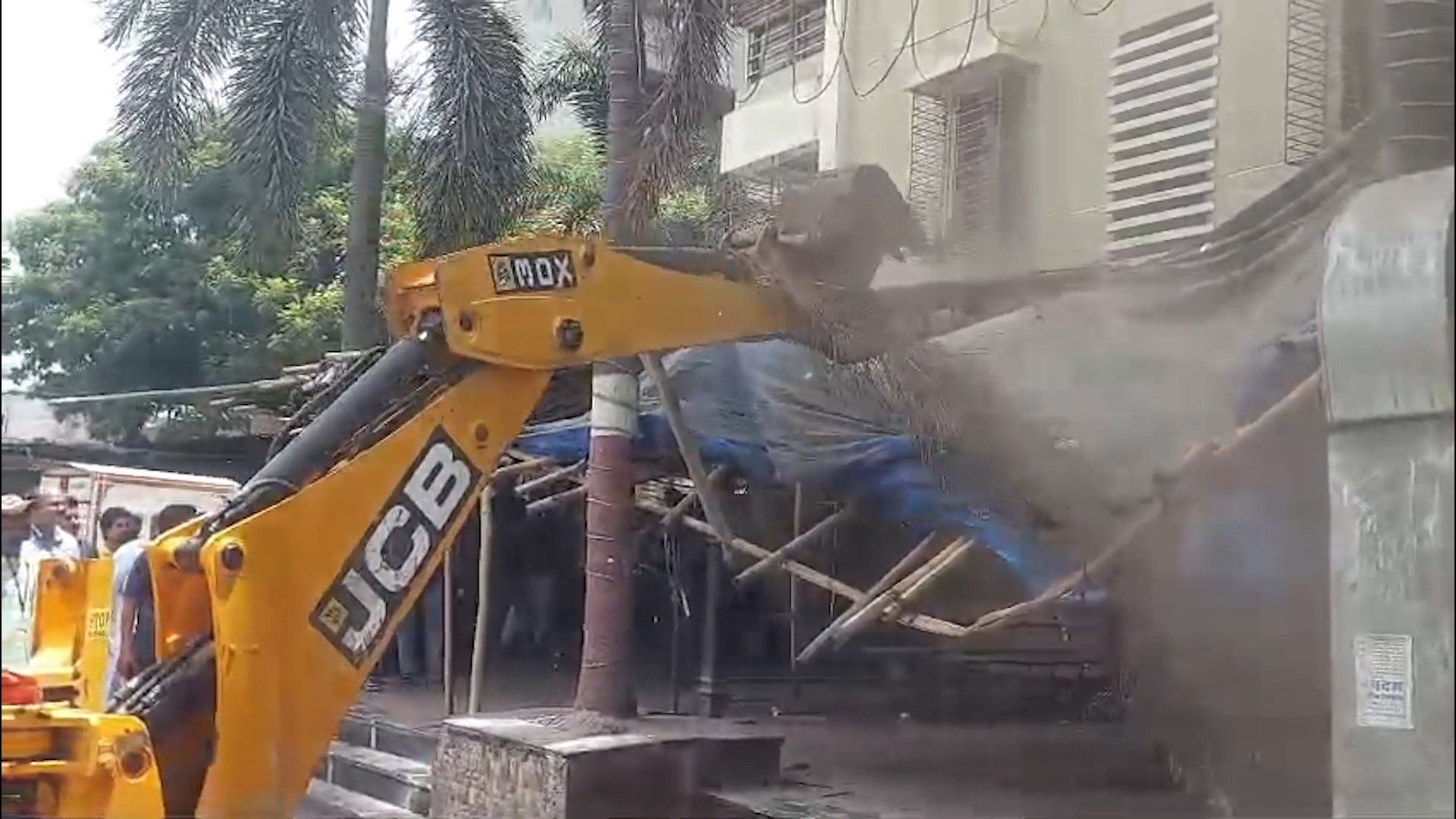 Bhiwandi Shawarma Update Food Poisoning Se Bimar Logon Ki Sankhya 107 Pahunchi, Illegal Outlet Par Chala Bulldozer