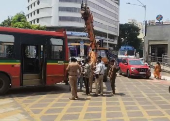 Mumbai | दादर मेट्रो स्टेशन परिसरात बीएसटी बस 1 तास बंद वाहतूक व्यवस्था वर कोंडी