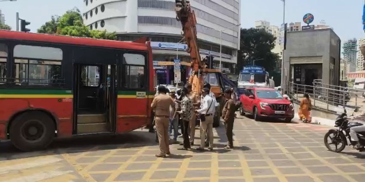Mumbai | दादर मेट्रो स्टेशन परिसरात बीएसटी बस 1 तास बंद वाहतूक व्यवस्था वर कोंडी
