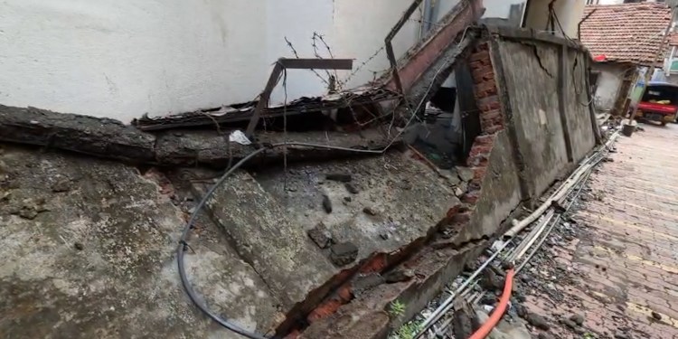Bhiwandi Mein Tez Baarish Se Under-Construction Building Ki Security Wall Giri