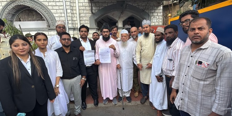 Nazia Ilahi Par Jald FIR Darj Hogi,Complaint File at Pydhonie Police Stn.