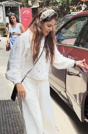 GENELIA D’SOUZA SNAPPED AT CAFE IN BANDRA