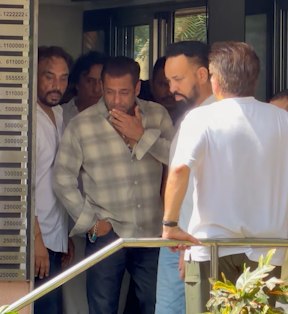 Salman Khan kareebi dost Kumod Raney ko antim vidaai dene pahunche, emotional hue aur nam hui aankhen.