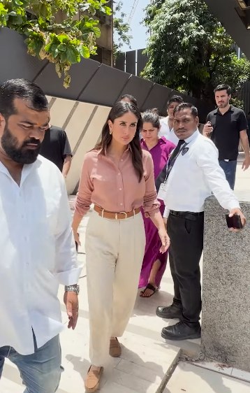 KAREENA KAPOOR KHAN SPOTTED IN BANDRA