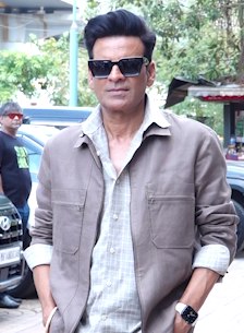 MANOJ BAJPAYEE  MAKE A SURPRISE THEATRE VISIT AFTER THE STRONG RESPONSE TO GOVERNOR