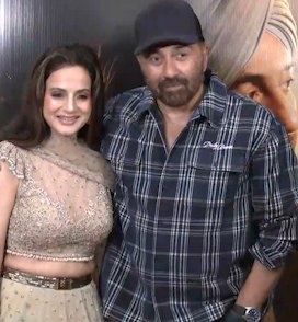 Sunny Deol aur Ameesha Patel ne ‘Gadar: Ek Prem Katha’ ke 25 saal poore hone par poori team ke saath jashn manaya.