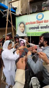 Nazia Ilahi Ke Khilaaf Cheeta Camp Trombay Mein Logo Ne Kiya Protest