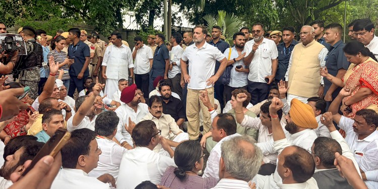 Rahul Gandhi And Priyanka Protesting Out Side PM Modi Residence for Brutalities Against young Students