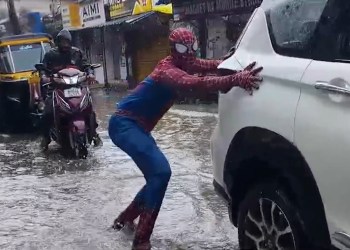 “Spider-Man” Bhiwandi Mein Taffic Control Aur Logo Ki Help Karte Huwe Nazar Aaya