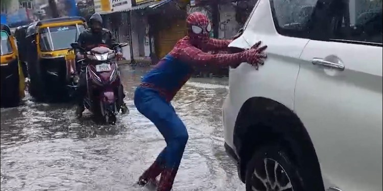 “Spider-Man” Bhiwandi Mein Taffic Control Aur Logo Ki Help Karte Huwe Nazar Aaya