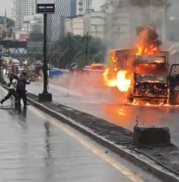Thane Ghodbunder Road Par Chalti Tempo Mein Lagi Aag