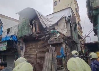 House collapsed at Govandi ek mahila malbe main dabne ki khabar