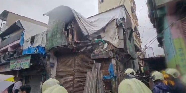 House collapsed at Govandi ek mahila malbe main dabne ki khabar