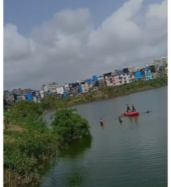 8yr Ka Ladka Doop Pani Me At Andheri West
