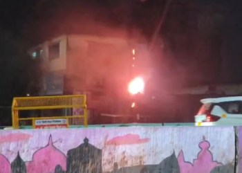 Bhiwandi Maulana Azad Nagar Ward No 4, Maulana Azad Nagar Ke Turn Par Electricity Poll Par Aag Lagi Mauke Par Maujood Ravish Momin,Saif Shaikh aur Corporater Mahboob Bhai Ne Turant Action Lete hue IGM Opp Fire Brigade Office Jakar Fire Walo Ko Utaya Aur Mauka e Wardat Par Le Kar Aye Aur Aag Bujane Ka Kaam Kiya.