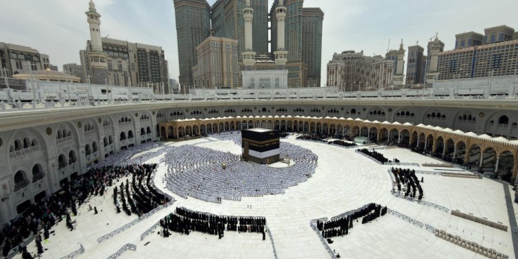 Saudi Arabia ne launch kiya 1 saal ka Multiple-Entry Umrah Visa, 365 din validity ke saath 90 din tak stay ki ijazat.