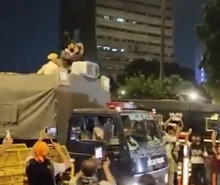 Hum paththar bazai nahi karenge jo bhi paththar baazi kar rahe hai wo hamari team se nahi hai Jantar mantar