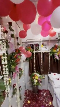 Train Ke First AC Coach Ko Banaya ‘Honeymoon Suite’! Video Viral
