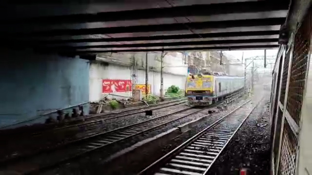 Mumbai Mein Tez Barish Ka Asar! Central, Western Aur Harbour Line Ki Local Trains 15-30 Minute Late