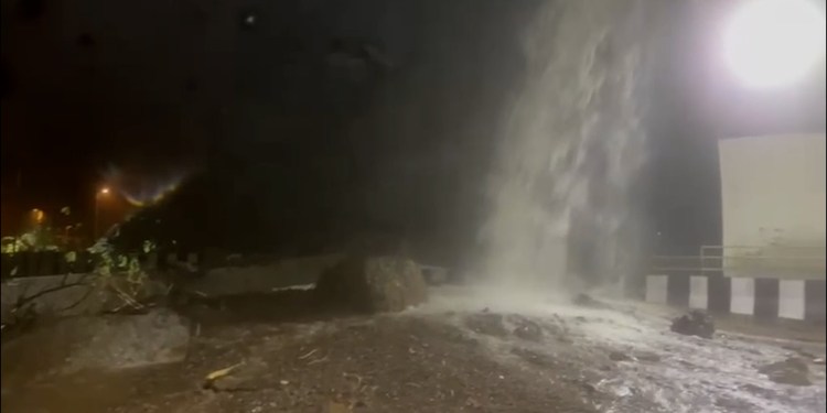 Mumbai-Pune Expressway Par Landslide! Khandala Missing Link Tunnel Ke Paas Mumbai Lane Band