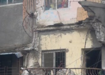 Mumbra Amrut Nagar Me Chandni Apartment Ki 4th Floor Ki Gallery Ka Hissa Gira