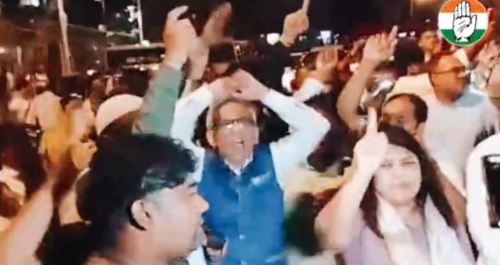 MLA Amin Patel Protest Outside Raj Bhawan against Detention of Rahul & Priyanka Gandhi