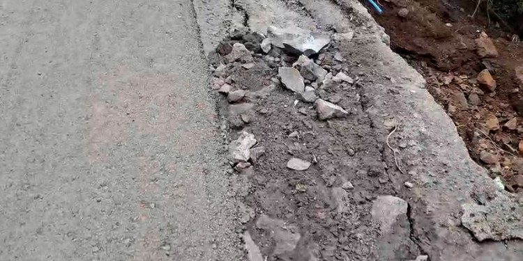 Kasara Ghat Mein Retaining Wall Girne Se Traffic Prabhavit