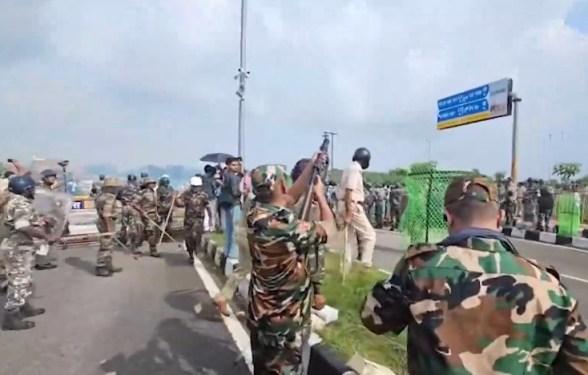 Tear gas fired on students as protesters close in on Jharkhand Assembly premises