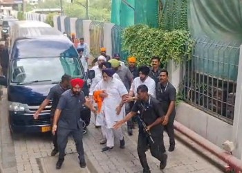 Sukhbir Singh Badal attacked by Nihang in Nanded, security personnel also injured