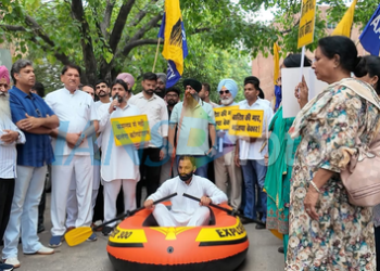 AAP protests over poor drainage, bad roads in Chandigarh