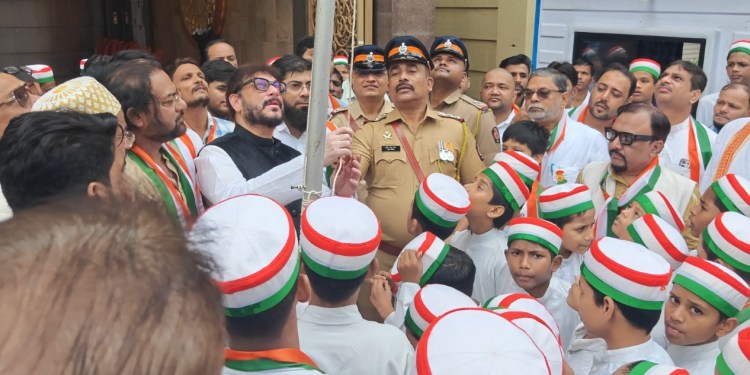 Waris Pathan Hoists Tricolour, Sings National Anthem with Madrasa Students on Independence Day