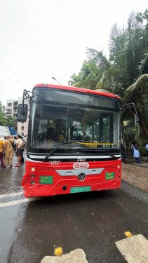 BEST Bus Ne 3 Se 4 Auto Rikshwa Aur Bike Ko Mari Thakkar At Andheri West