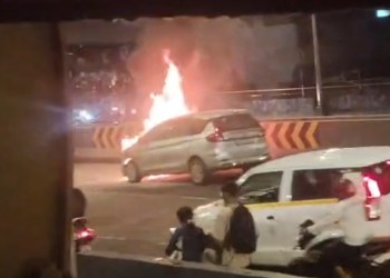 Car Me Lagi Aag At Ghohale Bridge Andheri
