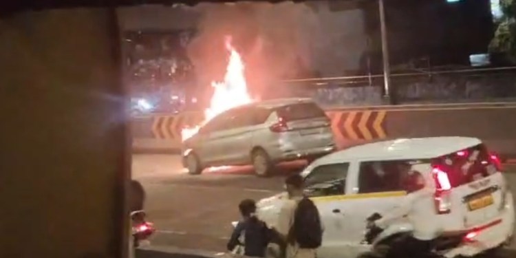 Car Me Lagi Aag At Ghohale Bridge Andheri