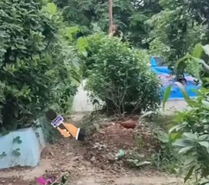 Limbu and Nariyal on Kabar ?? At Narialwadi kabristan Reay Road