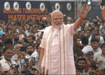 PM Modi gets rousing welcome in Vadodara, to unveil projects worth over Rs 35,000 crore
