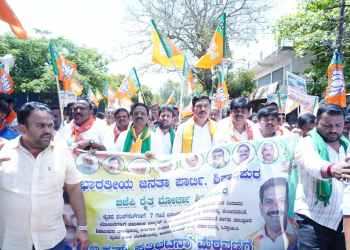 BJP protests in Shikaripura; accuses Karnataka government of neglecting farmers