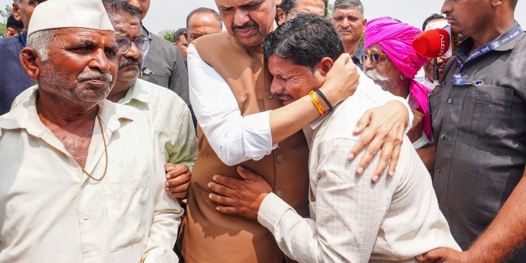 Maha govt to issue notification on drought in two days; stands firmly with farmers: CM Fadnavis