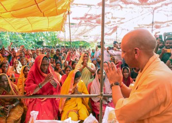 CM Yogi visits Kushinagar, takes stock of flood-affected areas after river embankment breach