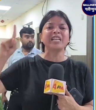 2 Muslim Journalists Shaheen Khan Aur Nafisa Khan 1 dozen Se Zada Logo ke Saath Saket Police Station Mein