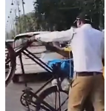 Traffic Policeman Ne Cycle Kyun Phenki?Viral Video Wale Cyclist Ne Gallinews Ko Batayi Puri Kahani